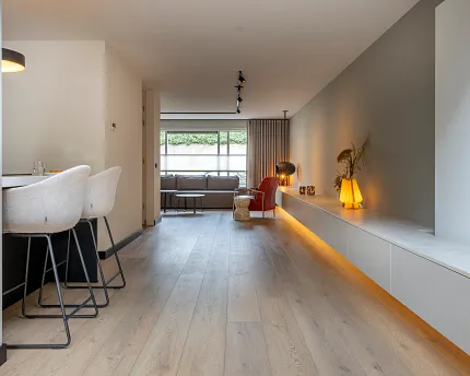 Licht eiken laminaatvloer voor een gezellige eetkamer sfeer Moderne eetkamer met licht eiken laminaatvloeren en bruine stoelen