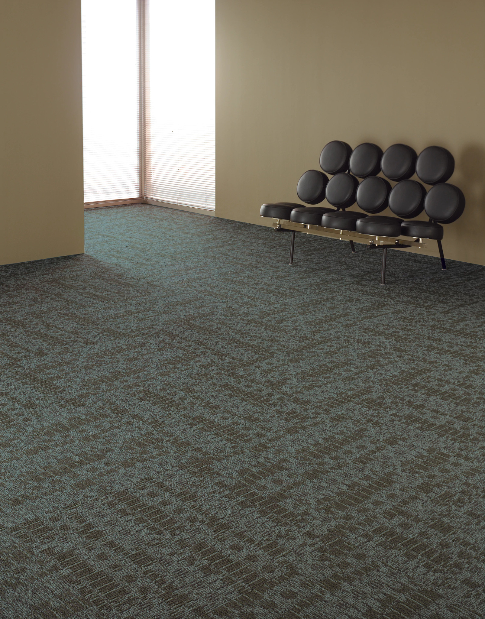 CHAIN-REACTION-J0115-WORD-OF-MOUTH-00504-room-image