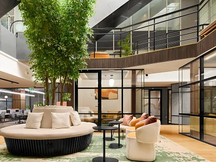 Diseño de oficina contemporáneo con pisos elegantes Espacio de oficina moderno con asientos elegantes y luz natural