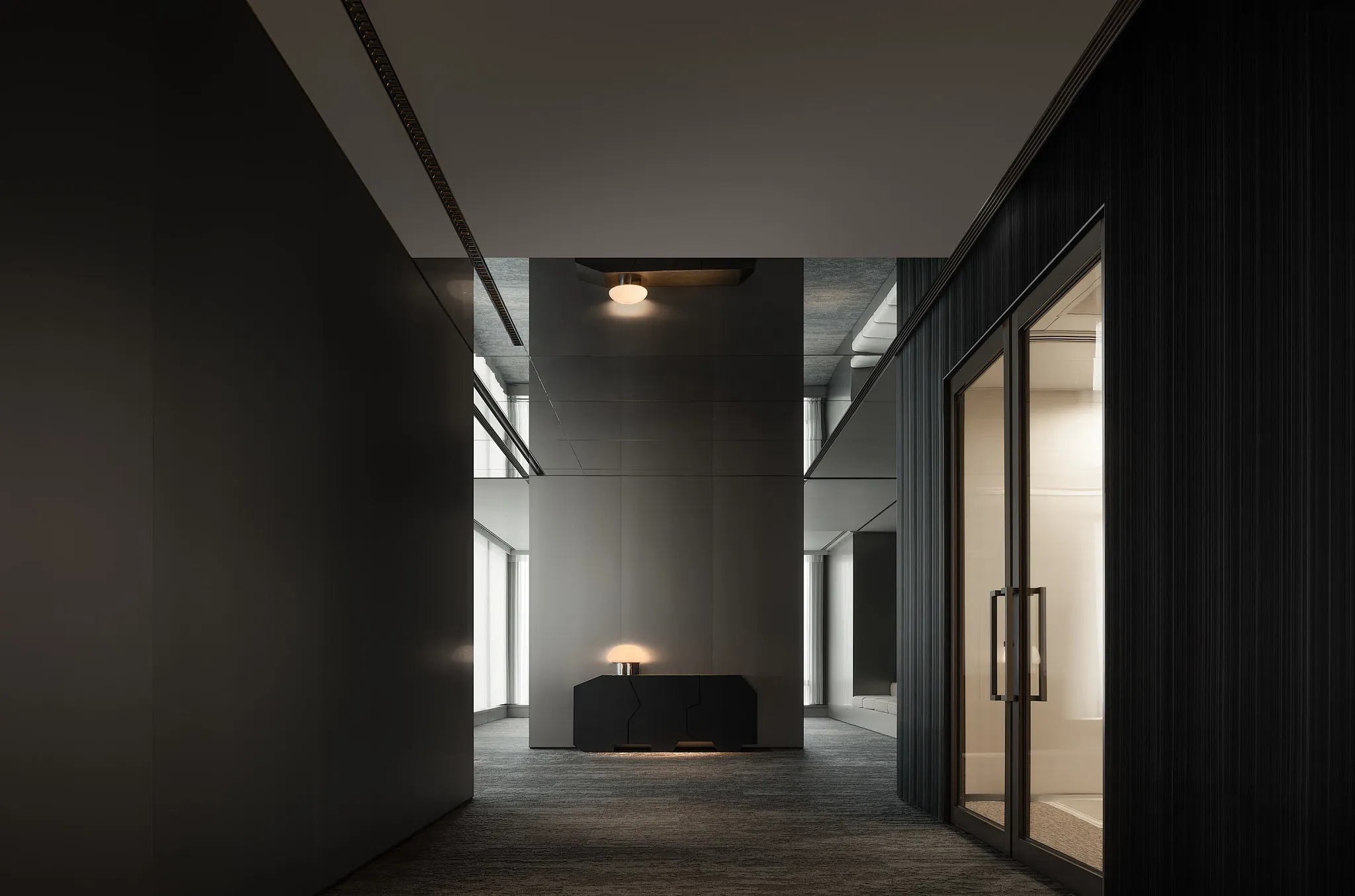 Pasillo moderno con piso oscuro y diseño elegante