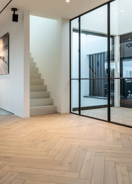 Licht eiken laminaatvloer voor een gezellige eetkamer sfeer Moderne eetkamer met licht eiken laminaatvloeren en bruine stoelen