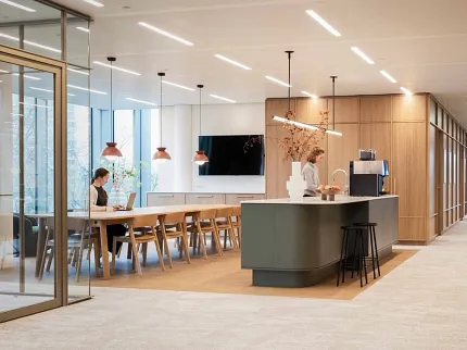 Diseño de oficina contemporáneo con pisos elegantes y decoración sofisticada Espacio de oficina moderno con piso de superficie blanda y detalles en madera
