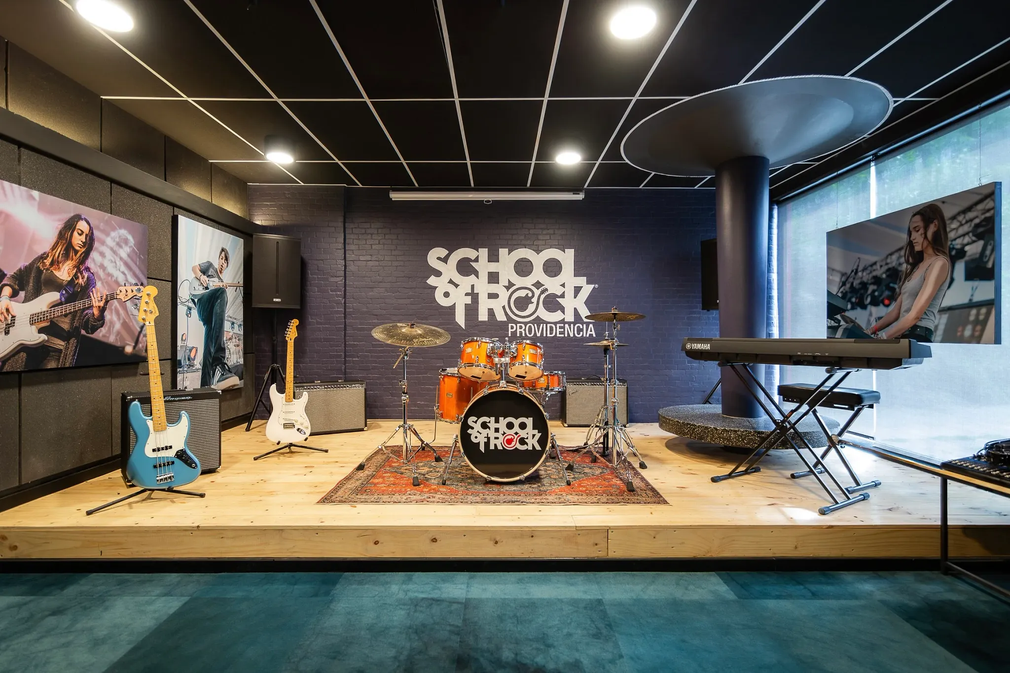 Estudio de música con escenario de madera y alfombra azul