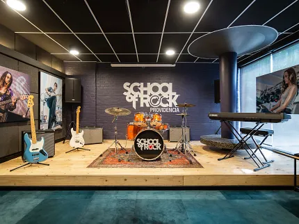 Pisos elegantes para espacios creativos Estudio de música con escenario de madera y alfombra azul