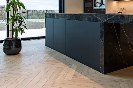Licht eiken laminaatvloer voor een gezellige eetkamer sfeer Moderne eetkamer met licht eiken laminaatvloeren en bruine stoelen