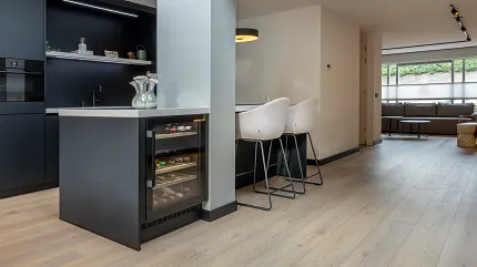 Licht eiken laminaatvloer voor een gezellige eetkamer sfeer Moderne eetkamer met licht eiken laminaatvloeren en bruine stoelen