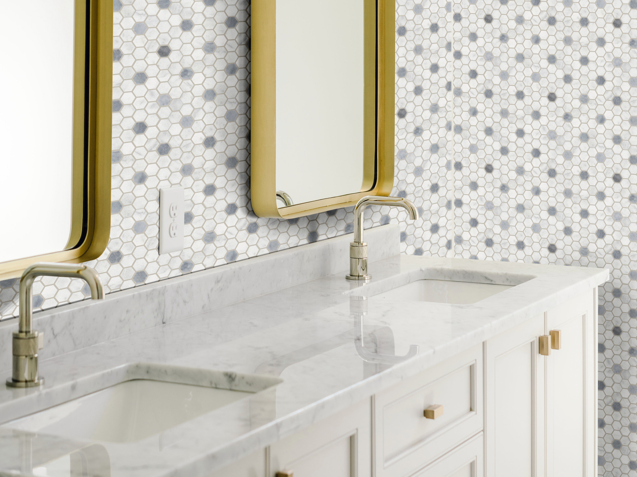 NOBLE PURSUIT 1.4 HEX CRYSTAL GREY ROOM