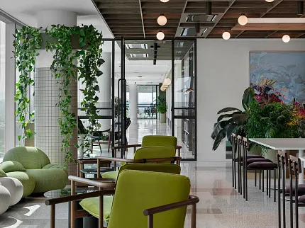 Piso de terrazo elegante en un espacio de oficina contemporáneo Sala de descanso de oficina moderna con sillas verdes y piso de terrazo