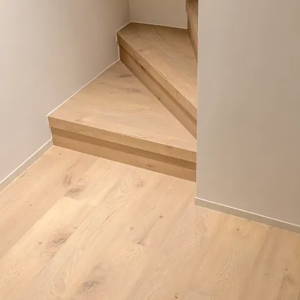 Licht eiken laminaatvloer voor een gezellige eetkamer sfeer Moderne eetkamer met licht eiken laminaatvloeren en bruine stoelen