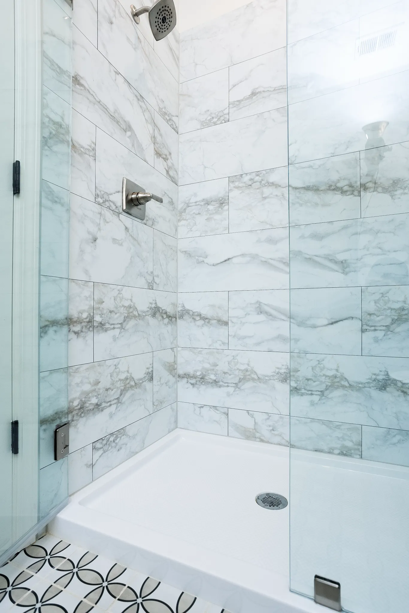 Elements in color Calacatta installed in a shower with Isabella Resurgence in color Pearl on the floor