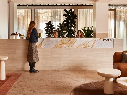Piso de piedra elegante para espacios de oficina contemporáneos Área de recepción moderna con elegante piso de piedra
