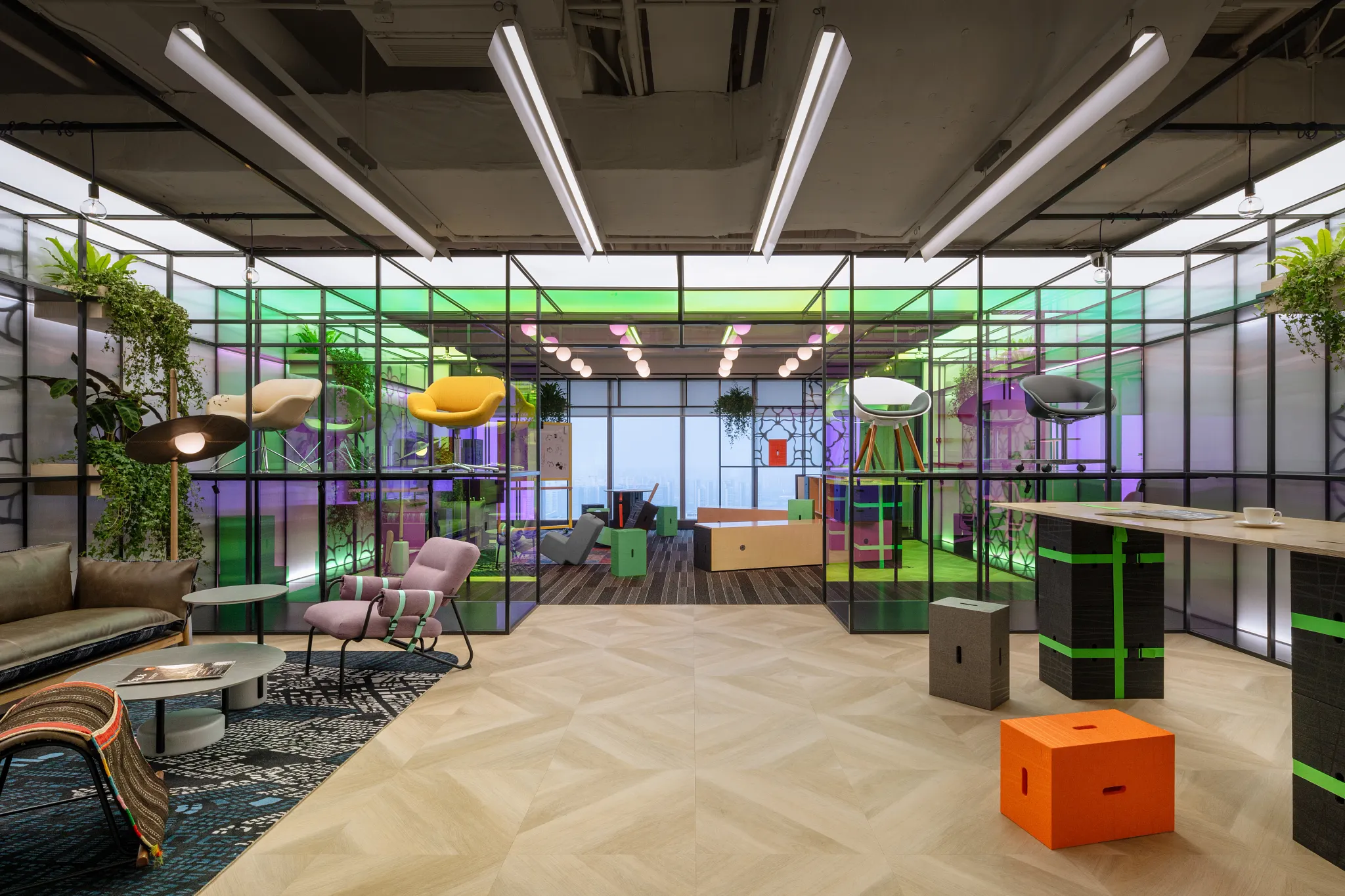 Espacio de oficina moderno con piso geométrico y decoración colorida