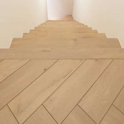 Licht eiken laminaatvloer voor een gezellige eetkamer sfeer Moderne eetkamer met licht eiken laminaatvloeren en bruine stoelen