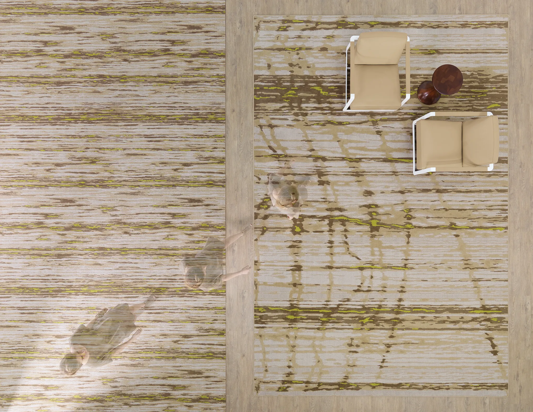 Vista aérea de un espacio de oficina moderno con alfombras modulares estampadas en tonos beige y marrón, que cuenta con dos sillas beige y una pequeña mesa redonda.