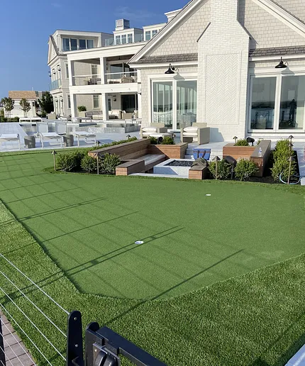 Stylish artificial grass for contemporary landscapes Green artificial turf in a modern outdoor setting