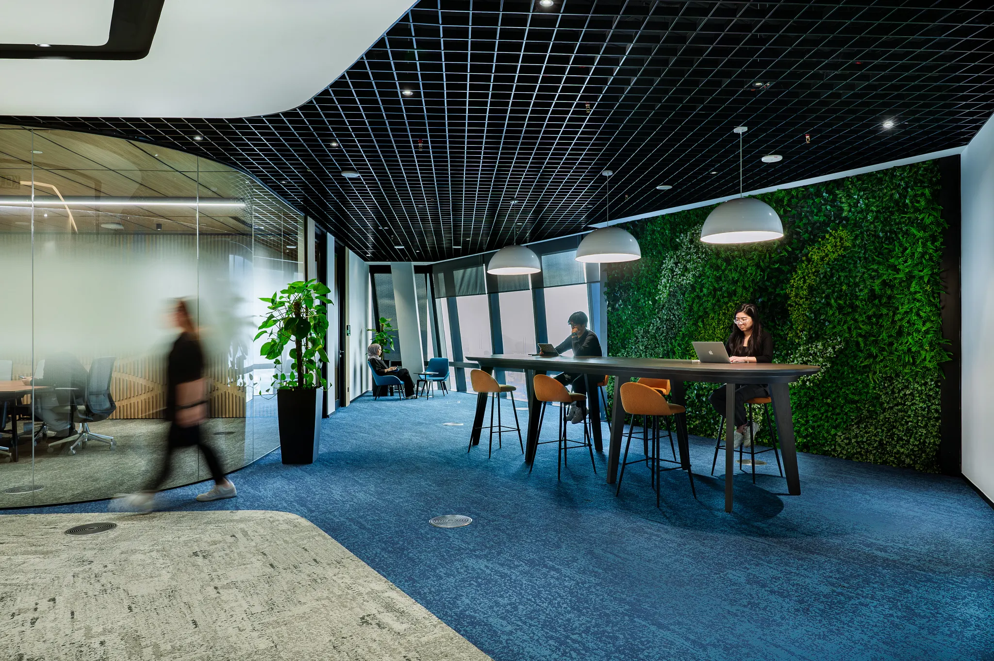 Espacio de oficina moderno con alfombra en tonos azules y beige