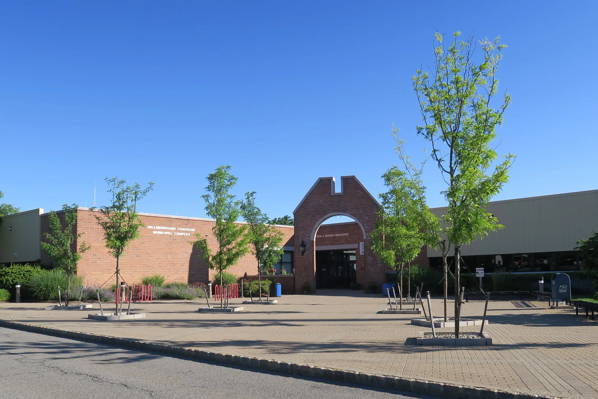 public library exterior image