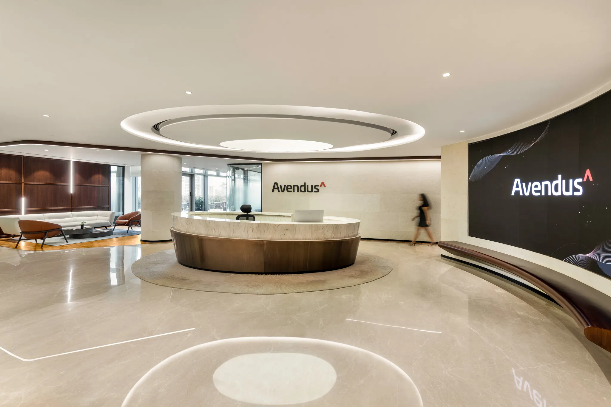 Vestíbulo de oficina moderno con piso elegante y área de recepción