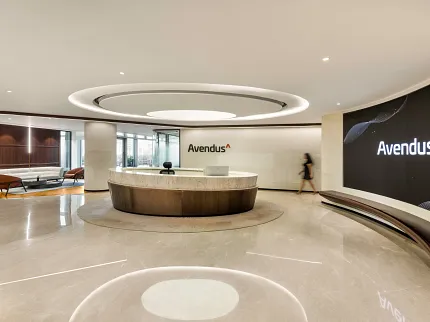 Diseño de oficina contemporáneo con pisos elegantes Vestíbulo de oficina moderno con piso elegante y área de recepción