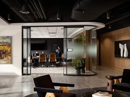Piso de concreto elegante para diseños de oficina contemporáneos Espacio de oficina moderno con piso de concreto y sala de reuniones de vidrio