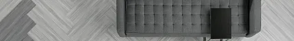 Piso LVT comercial de alto tránsito instalado en patrón espiga (herringbone), formato de 36 x 9 pulgadas. Unveil en los colores Bleached + Weathered + Grit + Oxidize + Alter + Tarnish