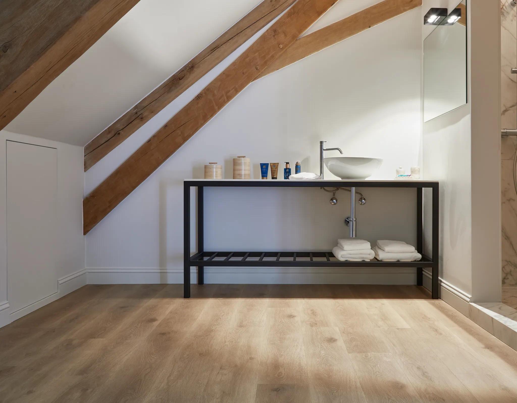 Bathroom with wooden features and wooden waterproof Coretec floor