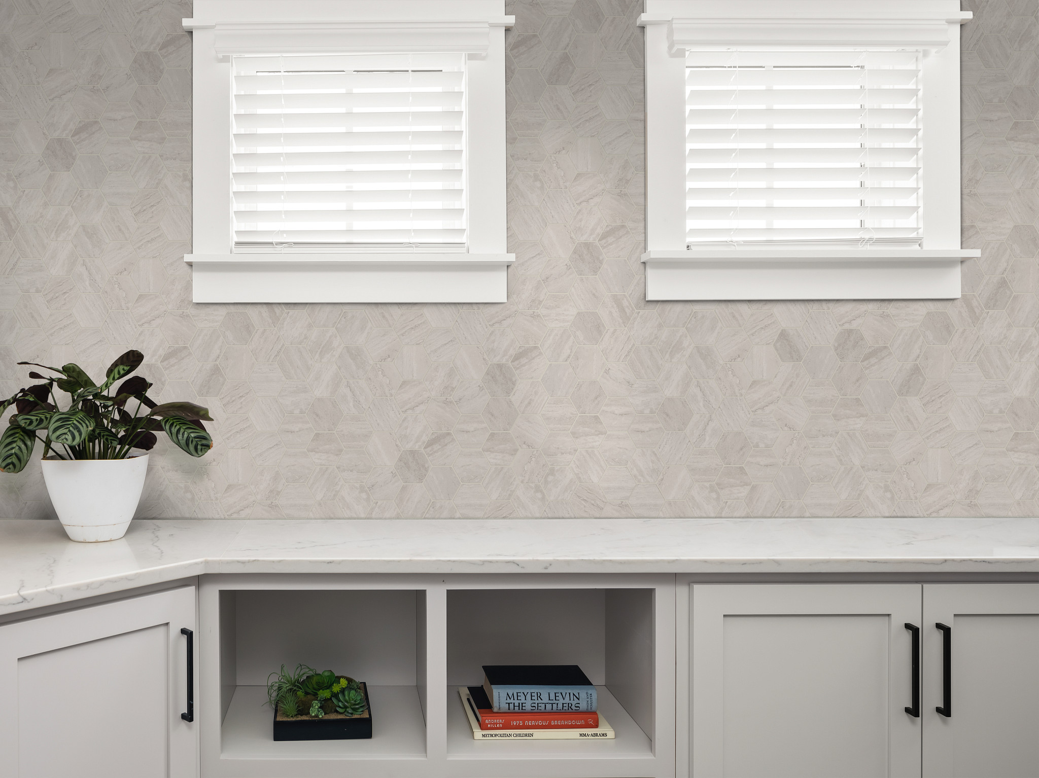 NATURAL STRATA HEX VC GREY ROOM