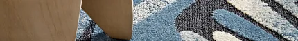 Alfombra comercial con diseño abstracto en tonos azul y crema, acompañada de un taburete de madera. Patrón personalizado HF91808