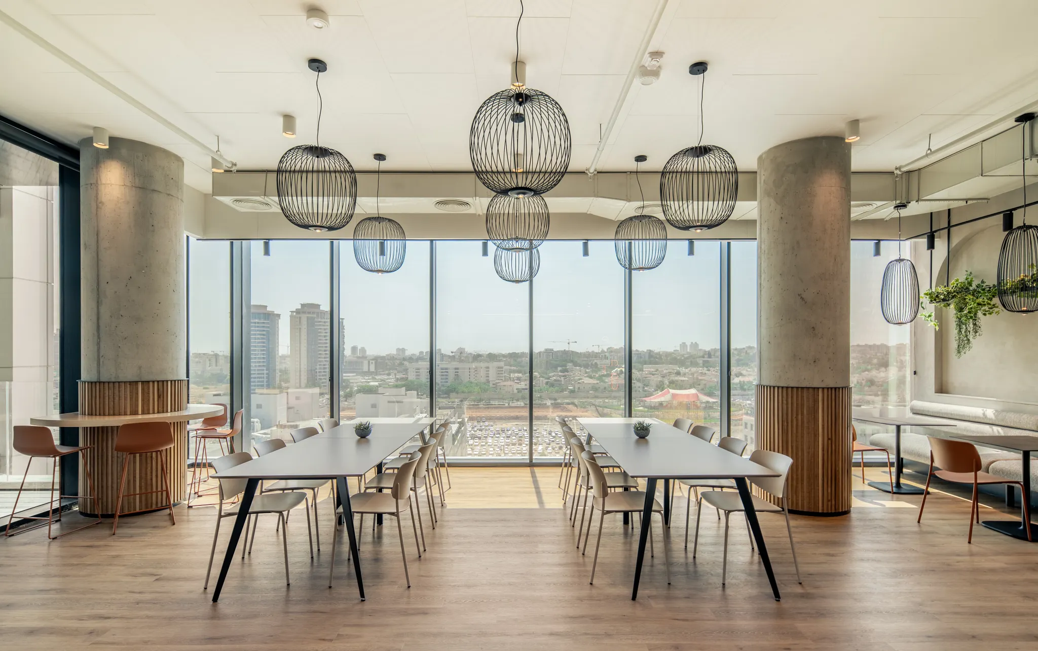 Espacio de oficina moderno con grandes ventanales e iluminación elegante