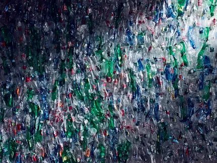 Botellas de plástico recicladas para soluciones sostenibles de pisos. Botellas de plástico recicladas en diversos colores, incluidos verde, azul y transparente.