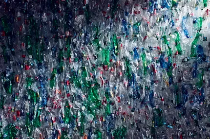 Botellas de plástico recicladas para soluciones sostenibles de pisos. Botellas de plástico recicladas en diversos colores, incluidos verde, azul y transparente.