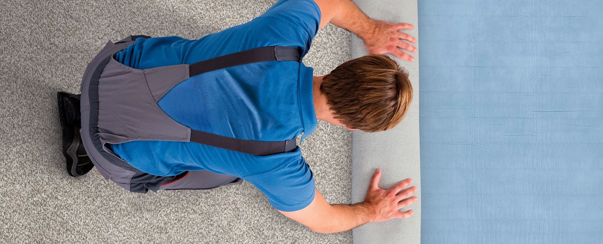 An professional installying carpet