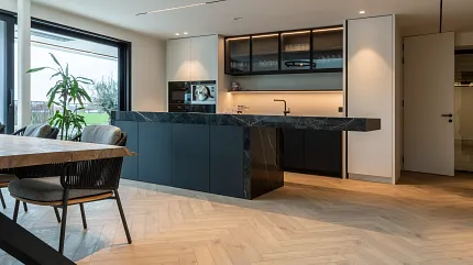 Licht eiken laminaatvloer voor een gezellige eetkamer sfeer Moderne eetkamer met licht eiken laminaatvloeren en bruine stoelen
