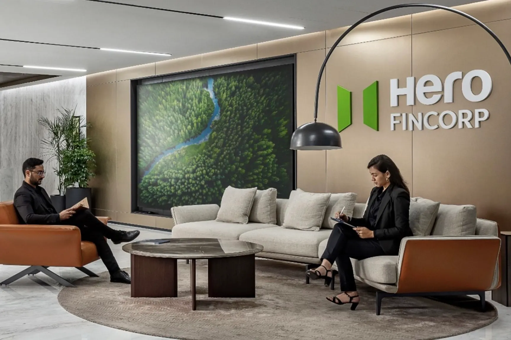 Sala de descanso de oficina moderna con piso de mármol y mobiliario contemporáneo