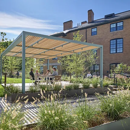 Relaxing outdoor space with modern pergola design Outdoor seating area with pergola and greenery