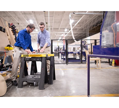 2 operators inspecting products in a plant