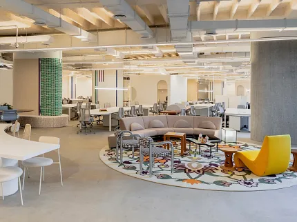 Piso de concreto elegante para diseños de oficina contemporáneos Espacio de oficina moderno con piso de concreto y área de descanso colorida