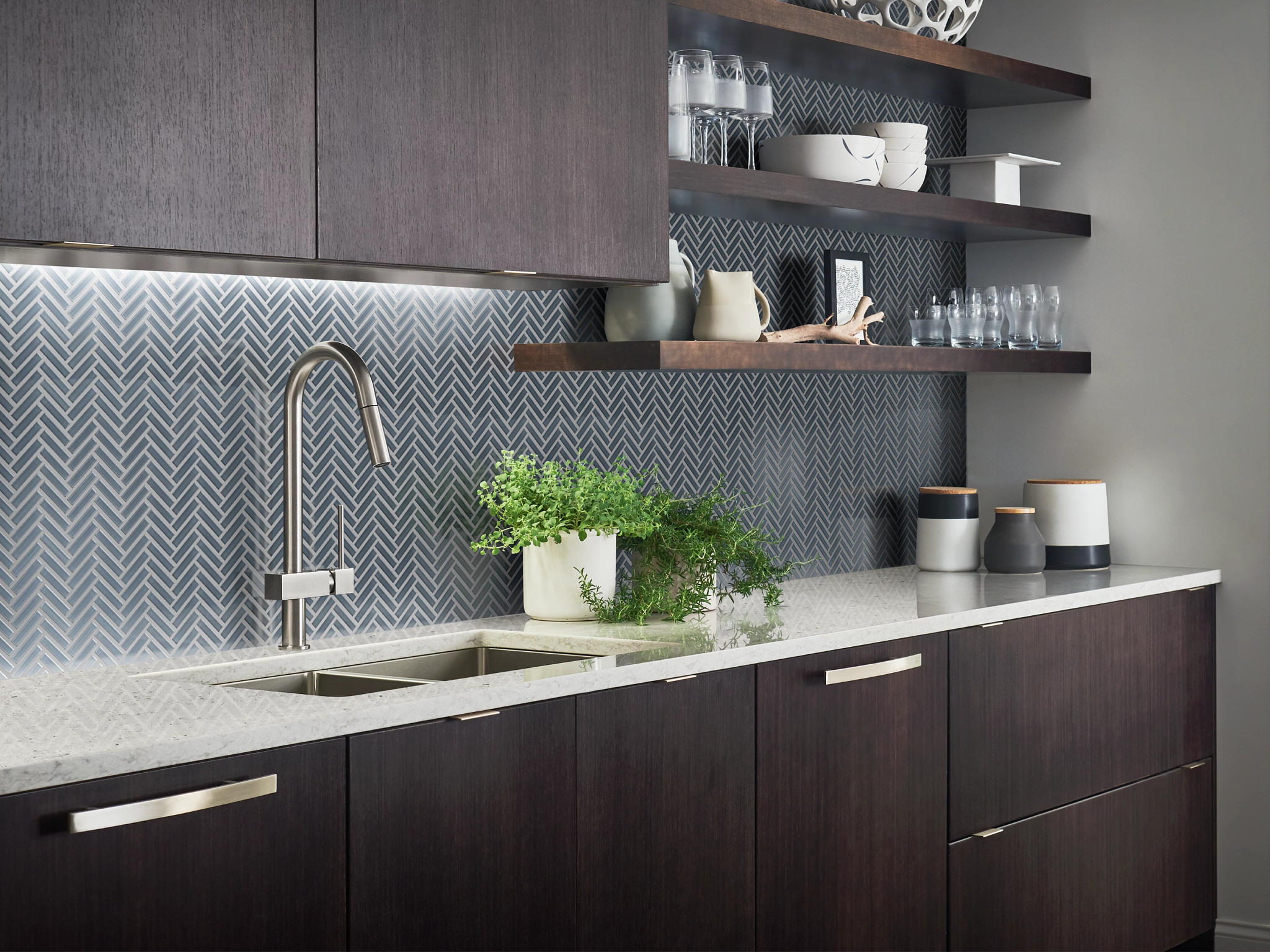 ASCENDANT HERRINGBONE RAINSTORM ROOM