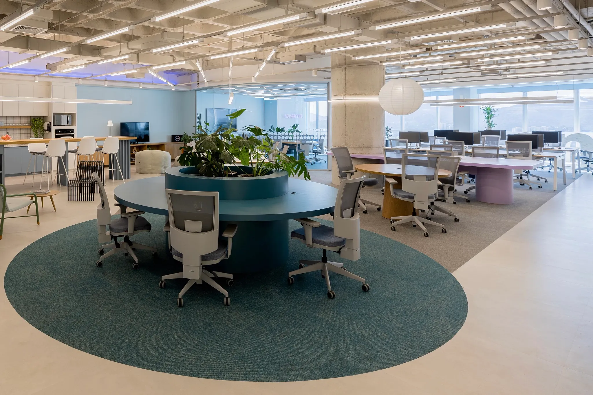 Espacio de oficina moderno con diseño circular de alfombra y estaciones de trabajo