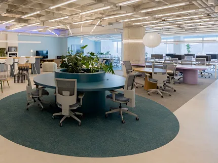 Piso elegante para oficinas con una distribución contemporánea de alfombra Espacio de oficina moderno con diseño circular de alfombra y estaciones de trabajo