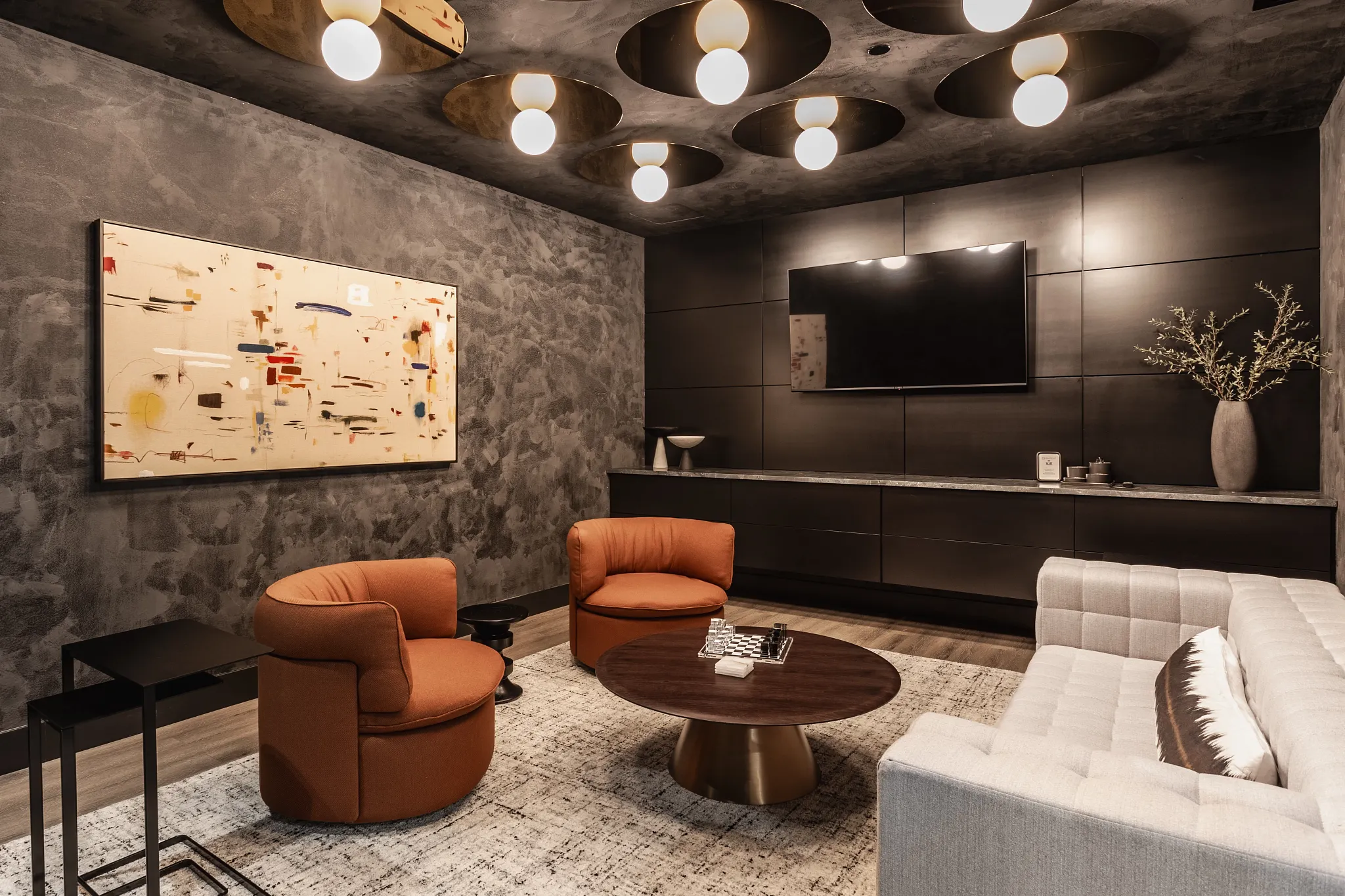Sala de estar moderna con mobiliario elegante y arte abstracto