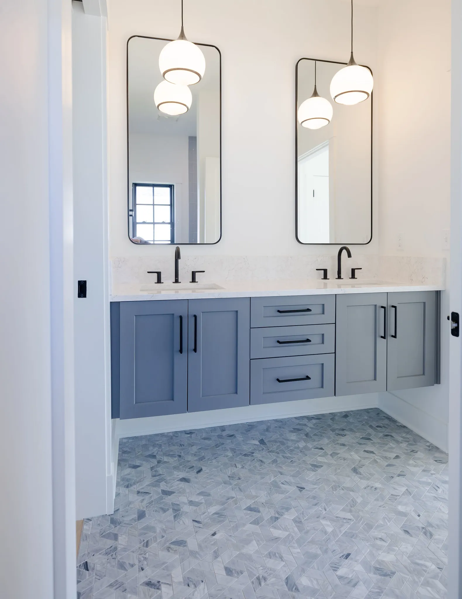 Shaw Builder Single Family Ceramics In A Bathroom, Estate Double Hexagon Moasaic Bardiglio Cloud (TG38F 00555)
