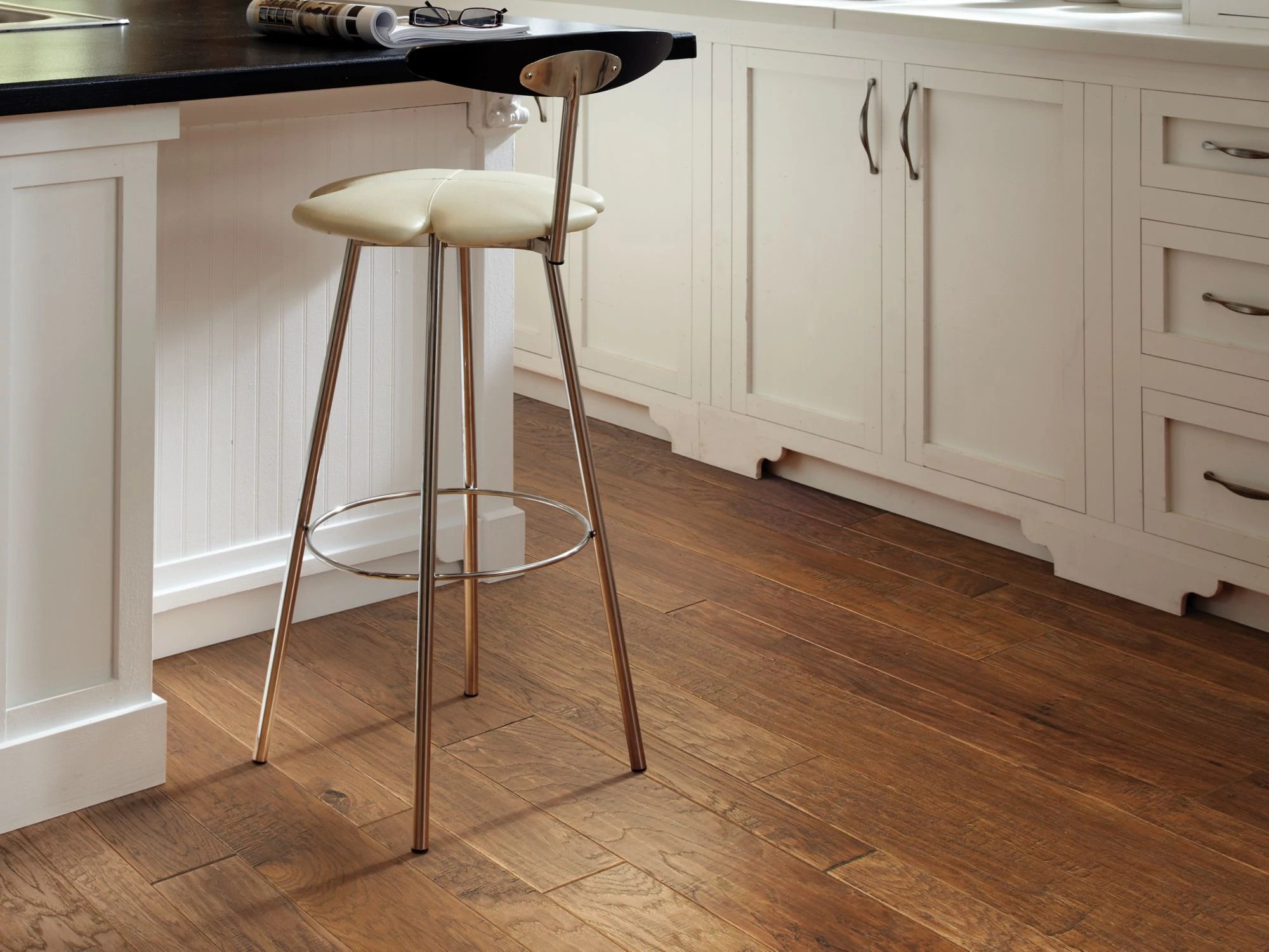 SEQUOIA HICKORY MIXED WIDTH WOODLAKE ROOM