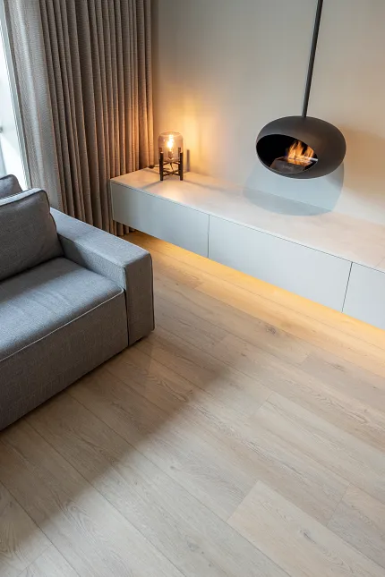 Licht eiken laminaatvloer voor een gezellige eetkamer sfeer Moderne eetkamer met licht eiken laminaatvloeren en bruine stoelen