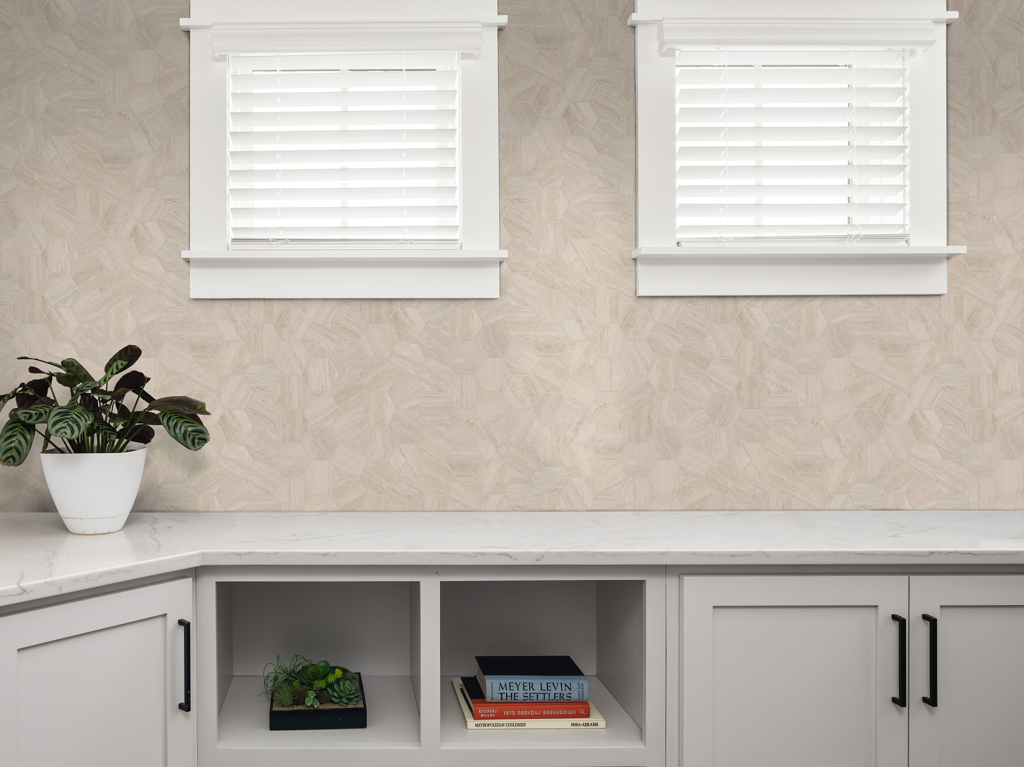 NATURAL STRATA HEX VC CREAM ROOM