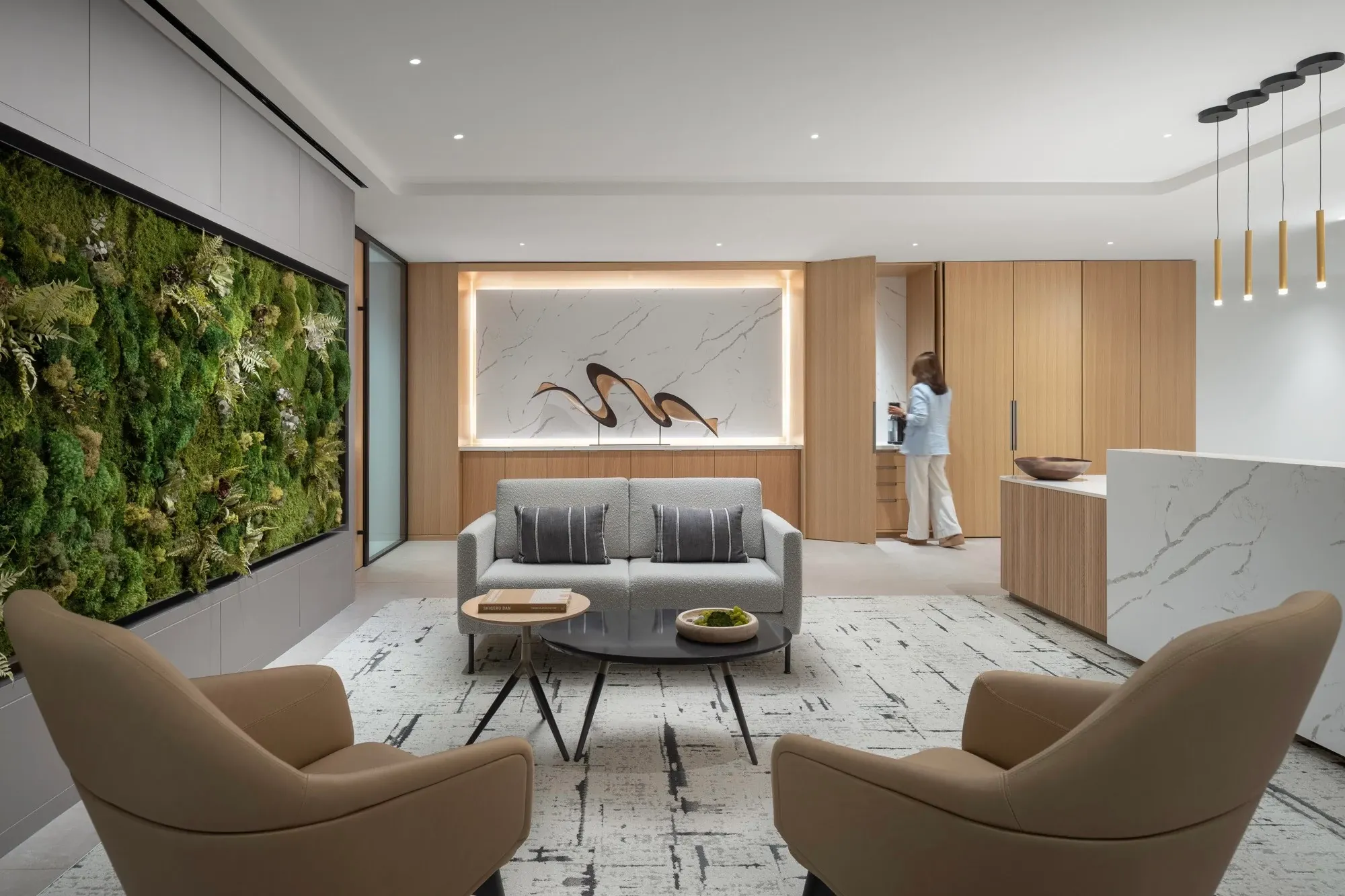 Sala de estar moderna con mobiliario contemporáneo y piso de diseño abstracto