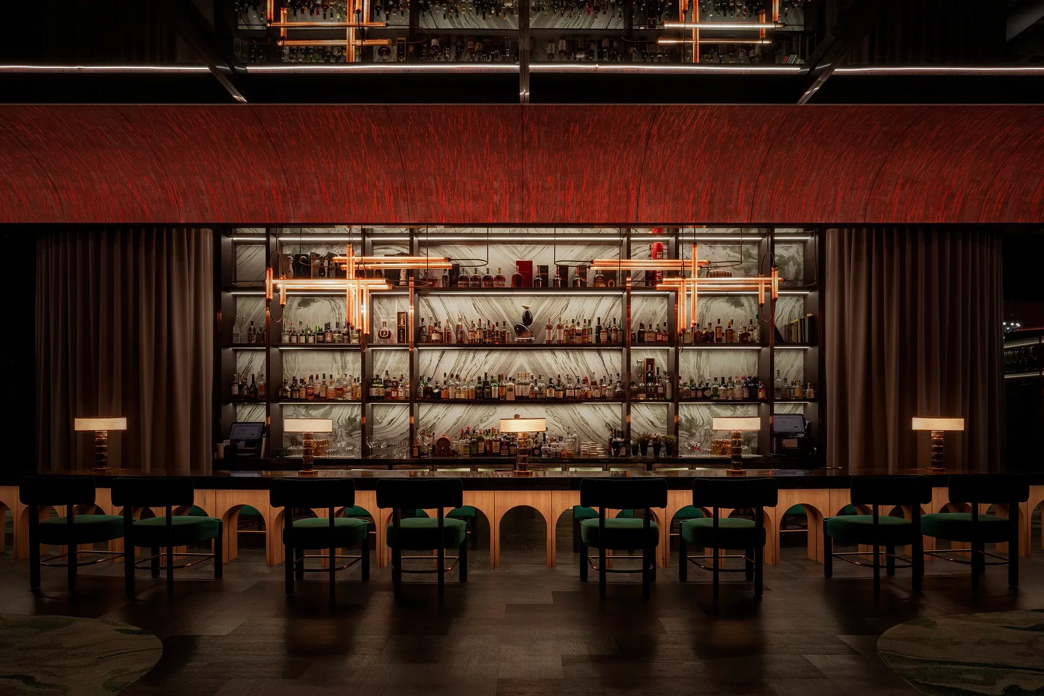 Interior de bar de lujo con piso de madera oscura e iluminación elegante