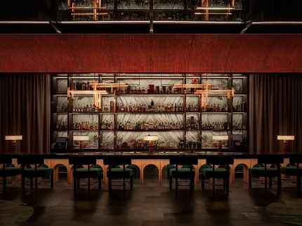 Diseño de bar sofisticado con piso de madera de primera calidad Interior de bar de lujo con piso de madera oscura e iluminación elegante