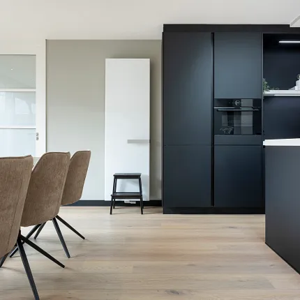 Licht eiken laminaatvloer voor een gezellige eetkamer sfeer Moderne eetkamer met licht eiken laminaatvloeren en bruine stoelen
