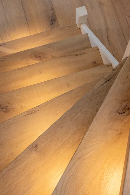 Licht eiken laminaatvloer voor een gezellige eetkamer sfeer Moderne eetkamer met licht eiken laminaatvloeren en bruine stoelen